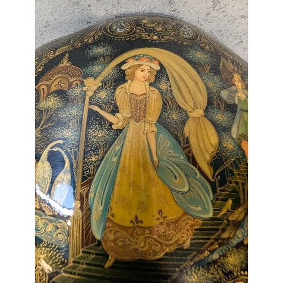 Palekh Lacquer Box 1992 – The Slipper Bashmachka – Signed Krasnov – Hand-Painted - Picture 2 of 10